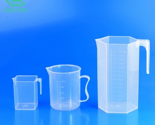 Measuring cup with handle