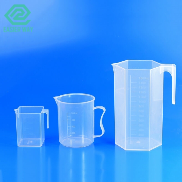 Measuring cup with handle